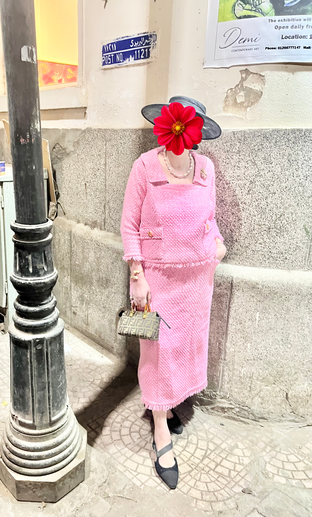 Jolie en tailleur jupe en tweed rose !